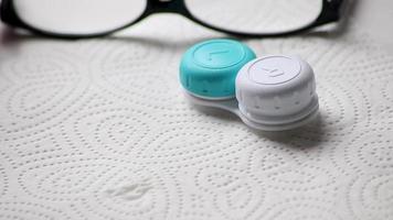 mannetje handen schakelen van oog bril naar contact lenzen met hygiënisch zorg nemen hen uit van de doos naar correct visie zicht net zo bijziendheid of verziendheid door optometrie eyewear voor Doorzichtig zicht video