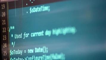 l'examen du code php à l'écran par le développeur web et le développeur php montre un écran d'ordinateur avec le code source du site web et des scripts de serveur pour les applications modernes dans un langage de programmation orienté objet sécurisé