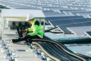 experto técnico en paneles fotovoltaicos de energía solar, el control remoto realiza acciones de rutina para el monitoreo del sistema utilizando limpio, foto