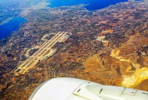 pista de aterrizaje en el aeropuerto de la ciudad de chania desde un avión. isla de creta - grecia foto