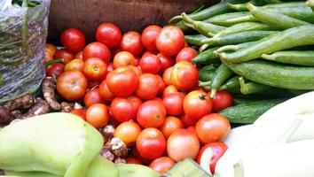 venta de verduras frescas y verdes en el mercado local en lucknow, india foto