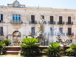 vista de la fuente en piazza archimede en syracuse foto