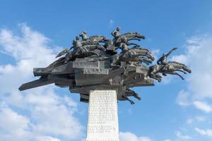 cielo azul y monumento a la independencia foto