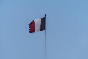 bandera francesa en el fondo del cielo azul foto