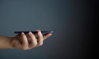 el teléfono se coloca en la tapa de la mano de la persona. concepto de tecnología de la comunicación. foto