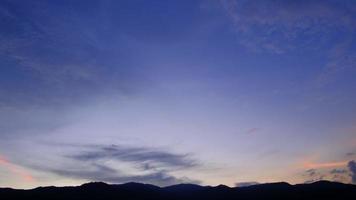 schemering en dageraad lucht met cumulus wolk tijd vervallen in een avond 4k filmmateriaal. video