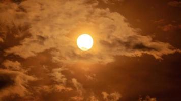 timelapse van dramatisch zonsopkomst met oranje lucht in een bewolkt dag. video