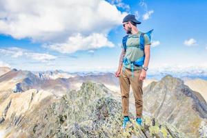 hombre en la cima de las montañas foto