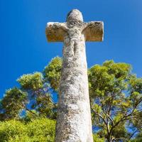 antigua cruz celta de piedra cerca de la playa de saint-guirec foto