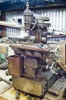 old boring lathe with vice photo