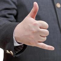 hombre de negocios muestra señal de llamada telefónica - gesto de mano foto