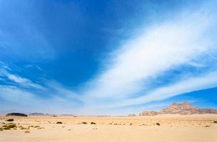 cloudscape bajo el desierto de wadi rum, foto