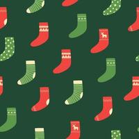 patrón sin costuras de coloridos calcetines navideños sobre fondo verde. estilo garabato. fondo de invierno de navidad. vector