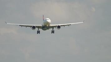 Ámsterdam, Países Bajos 26 de julio de 2017 - Delta Airlines airbus 330 n810nw acercándose antes de aterrizar en la pista 18r polderbaan. Aeropuerto de Shiphol, Amsterdam, Holanda video