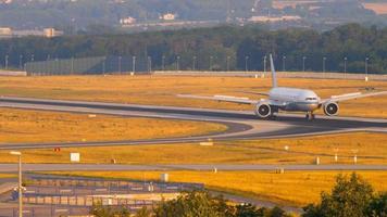 frankfurt am main, alemania 19 de julio de 2017 - air china boeing 777 rodando después de aterrizar en la pista 25r temprano en la mañana. fraport, frankfurt, alemania video