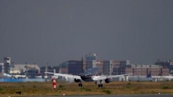 Frankfurt am Main, Alemanha 18 de julho de 2017 - Royal Jordanian Airbus 320 JY Ayu se aproximando antes de pousar às 07h. fraport, frankfurt, alemanha video