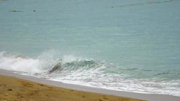 vagues roulantes s'écrasant sur la plage de nai yang, phuket, thaïlande video