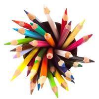 lápices de colores diferentes con fondo blanco foto
