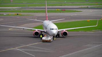 amsterdam, de nederländerna juli 29, 2017 - corendon dutch flygbolag boeing 737 ph cdf bogsering innan avresa. shiphol flygplats, amsterdam, holland video