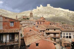 hermosa arquitectura antigua y edificios en el pueblo de montaña de albarracín, españa foto