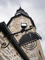 torre del reloj en el centro histórico de la ciudad de dinan foto