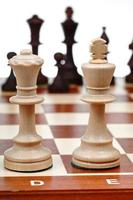 vista del juego de piezas de ajedrez del rey y la reina foto