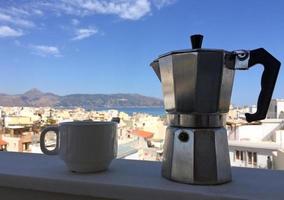 café de la mañana con el cielo azul en heraklion, creta, en el fondo foto