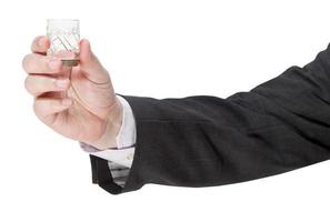 vista lateral del vaso de vodka en la mano masculina foto