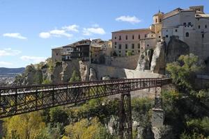 hermosos edificios en cuenca, españa, durante la temporada de otoño foto