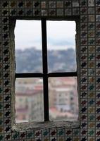 con vistas a nápoles, italia, desde una ventana en el castillo de sant elmo foto