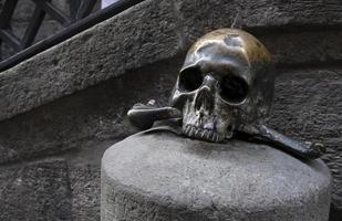 cráneo de bronce frente al purgatorio ad arco en nápoles foto