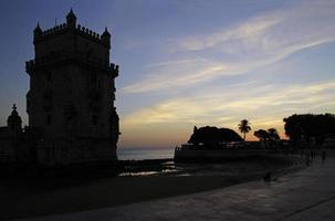 torre de belem en lisboa, portugal, durante el anochecer foto