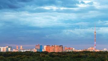 panorama urbano con nubes pesadas azules sobre la ciudad foto