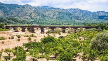 jardín de cítricos y puente en el valle del río alcantara foto