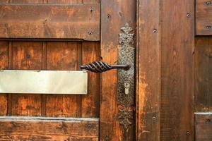 cerradura vieja en la puerta de madera vieja en la ciudad de riquewihr foto