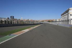 pista de carreras abandonada en valencia, españa, en un día soleado. foto