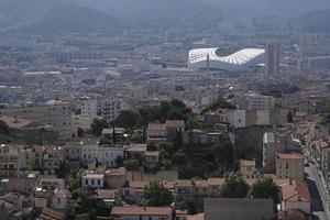 vista de la ciudad de marsella desde una colina, con el estadio al fondo y algo de contaminación en el aire foto