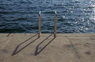 una escalera de metal a la bahía al sol de la tarde foto