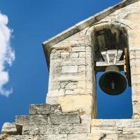 campana en el campanario de la catedral de avignon foto