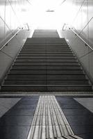 escalera que conduce a la cegadora luz del día en dusseldorf, alemania foto