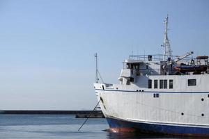 barco listo para navegar en el puerto de nápoles, italia foto