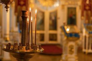 Iglesia Ortodoxa. cristiandad. decoración interior festiva con velas encendidas e icono en la iglesia ortodoxa tradicional en vísperas de pascua o navidad. religión fe orar símbolo. foto