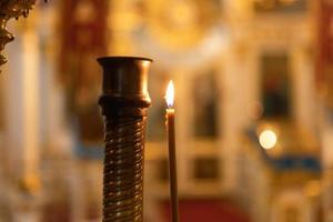 Iglesia Ortodoxa. cristiandad. decoración interior festiva con velas encendidas e icono en la iglesia ortodoxa tradicional en vísperas de pascua o navidad. religión fe orar símbolo. foto