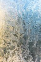 ventana de invierno congelada con textura de patrón de escarcha de hielo brillante. símbolo de maravilla de navidad, fondo abstracto. baja temperatura del extremo norte, nieve de hielo natural sobre vidrio escarchado, clima frío de invierno al aire libre.