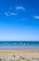 playa de guijarros de mar en bretaña foto