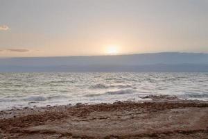 playa de guijarros del mar muerto en jordania foto