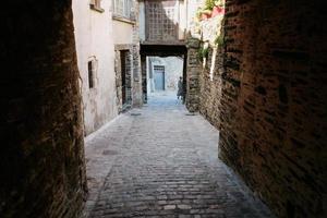 estrecha calle medieval de piedra en el casco antiguo de vitre foto