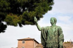 estatua de bronce del emperador en roma foto