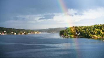 costa verde con asentamientos y arcoiris foto