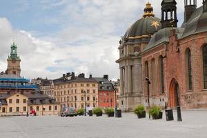 plaza cerca de la iglesia de los caballeros riddarholmskyrkan en estocolmo foto